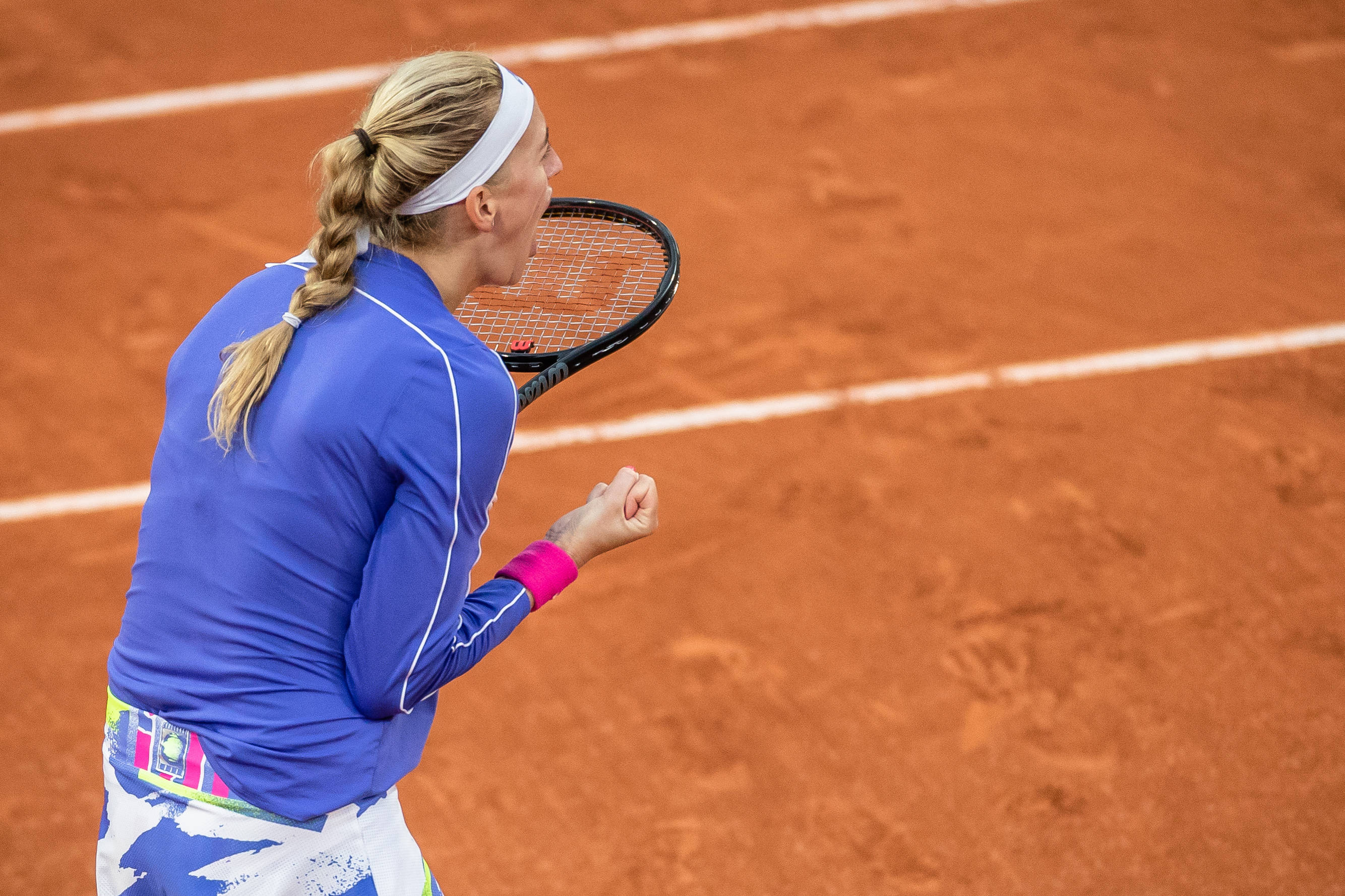 爱游戏App-科维托娃在SKT比赛中晋级下一阶段，最后时刻胜出引发热议！